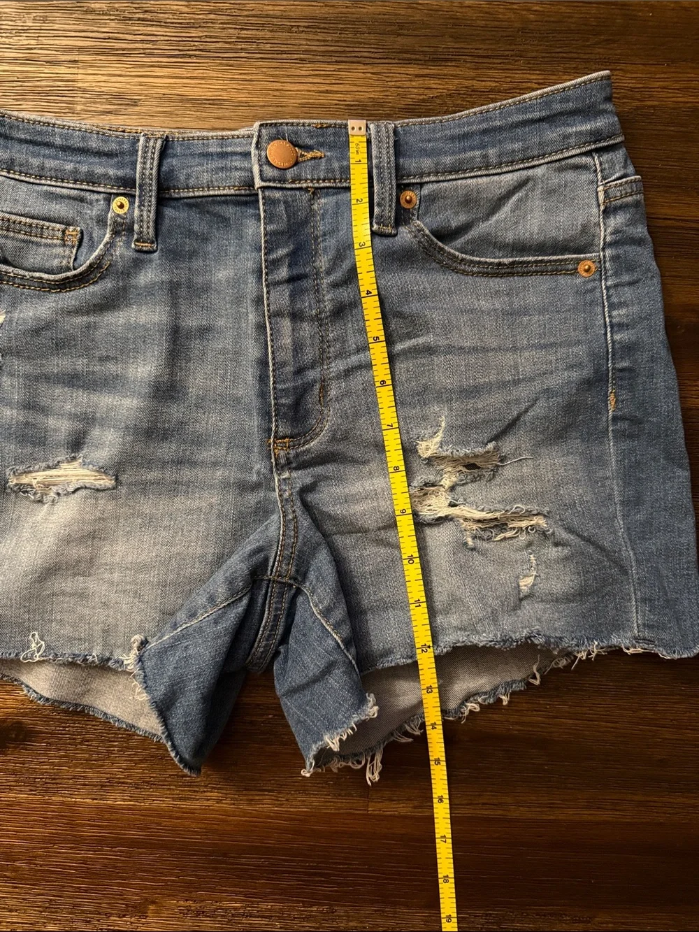 Universal Thread High Rise Medium Wash Distressed Denim Midi Shorts Size 6/28R